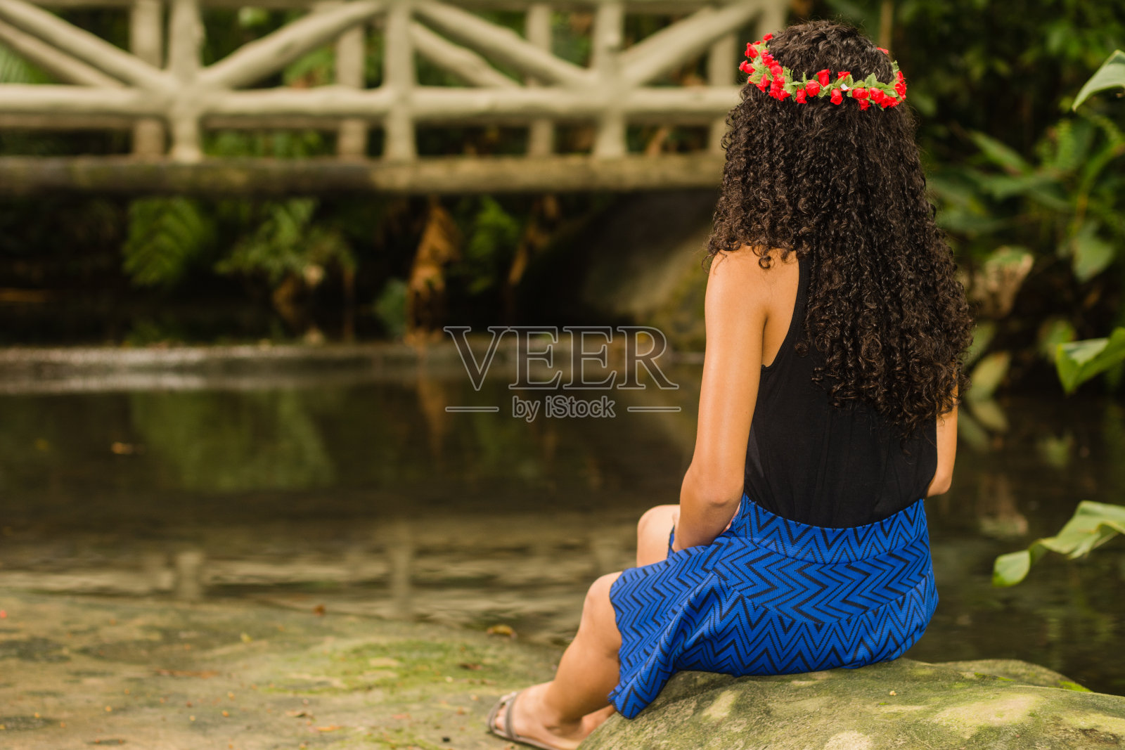 巴西女孩的肖像在一个热带森林池塘的背景照片摄影图片
