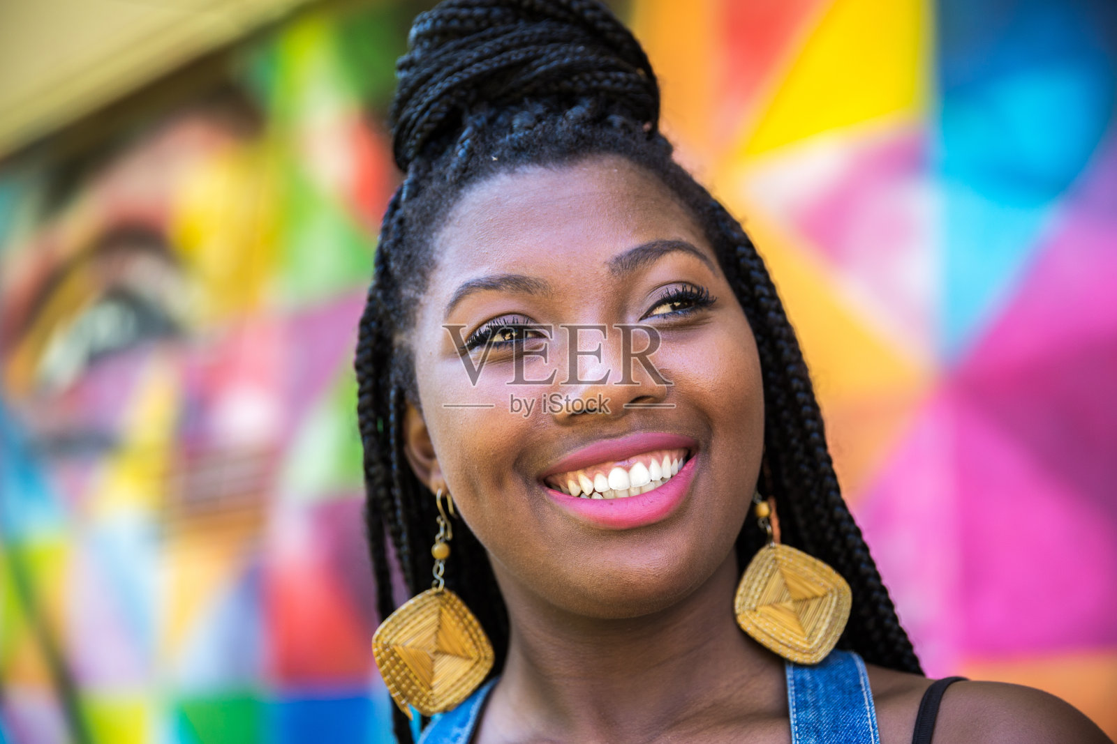 一个在城市里梳着发辫的非洲女人的肖像照片摄影图片