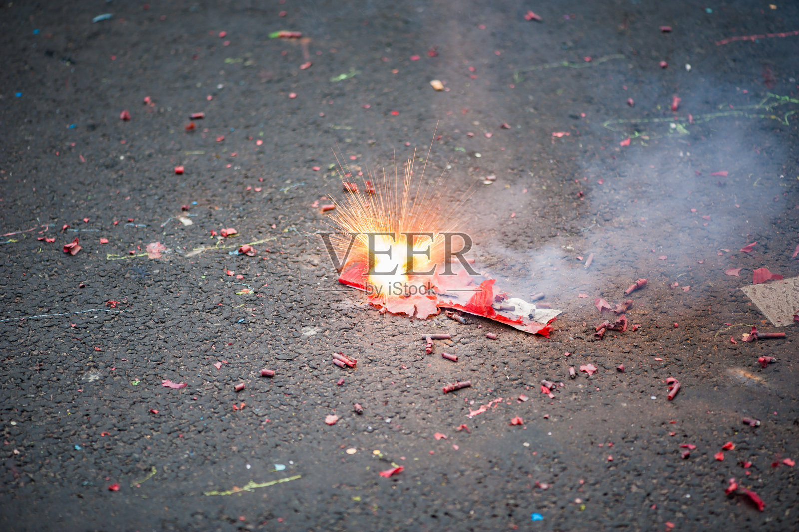 鞭炮在街上爆炸照片摄影图片