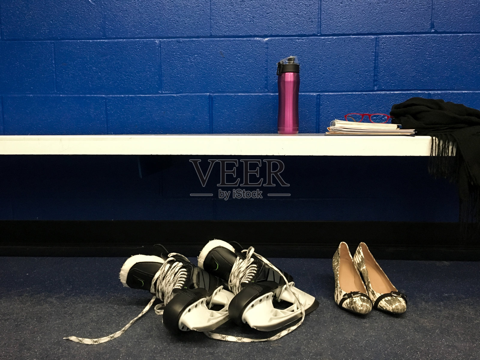 女子冰鞋比赛下班后跟在更衣室复印空间照片摄影图片