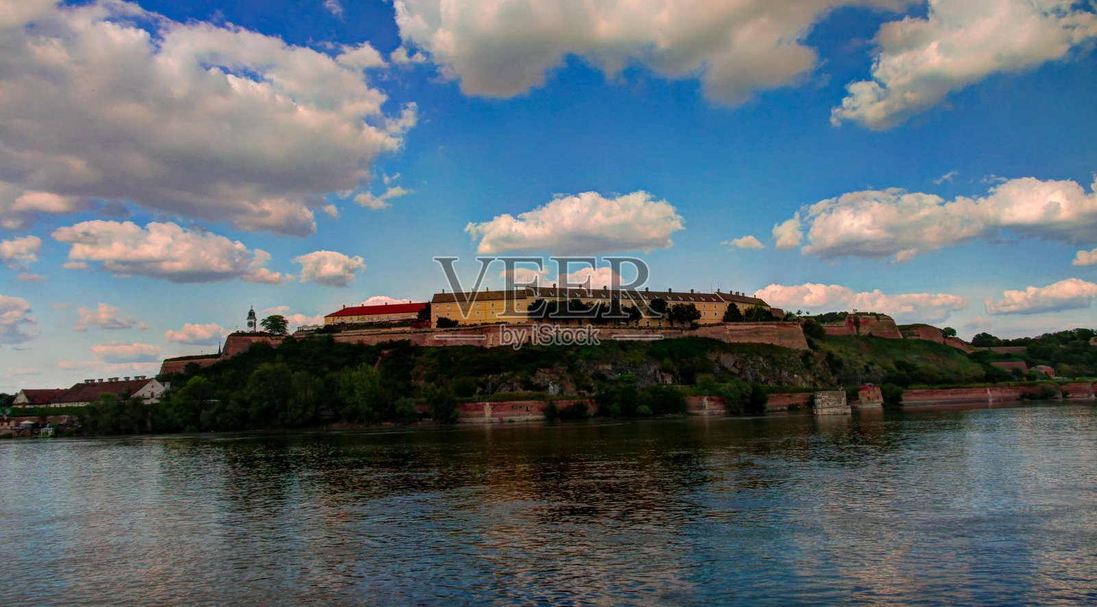 塞尔维亚诺维萨德的彼得罗瓦拉丁要塞和多瑙河全景照片摄影图片
