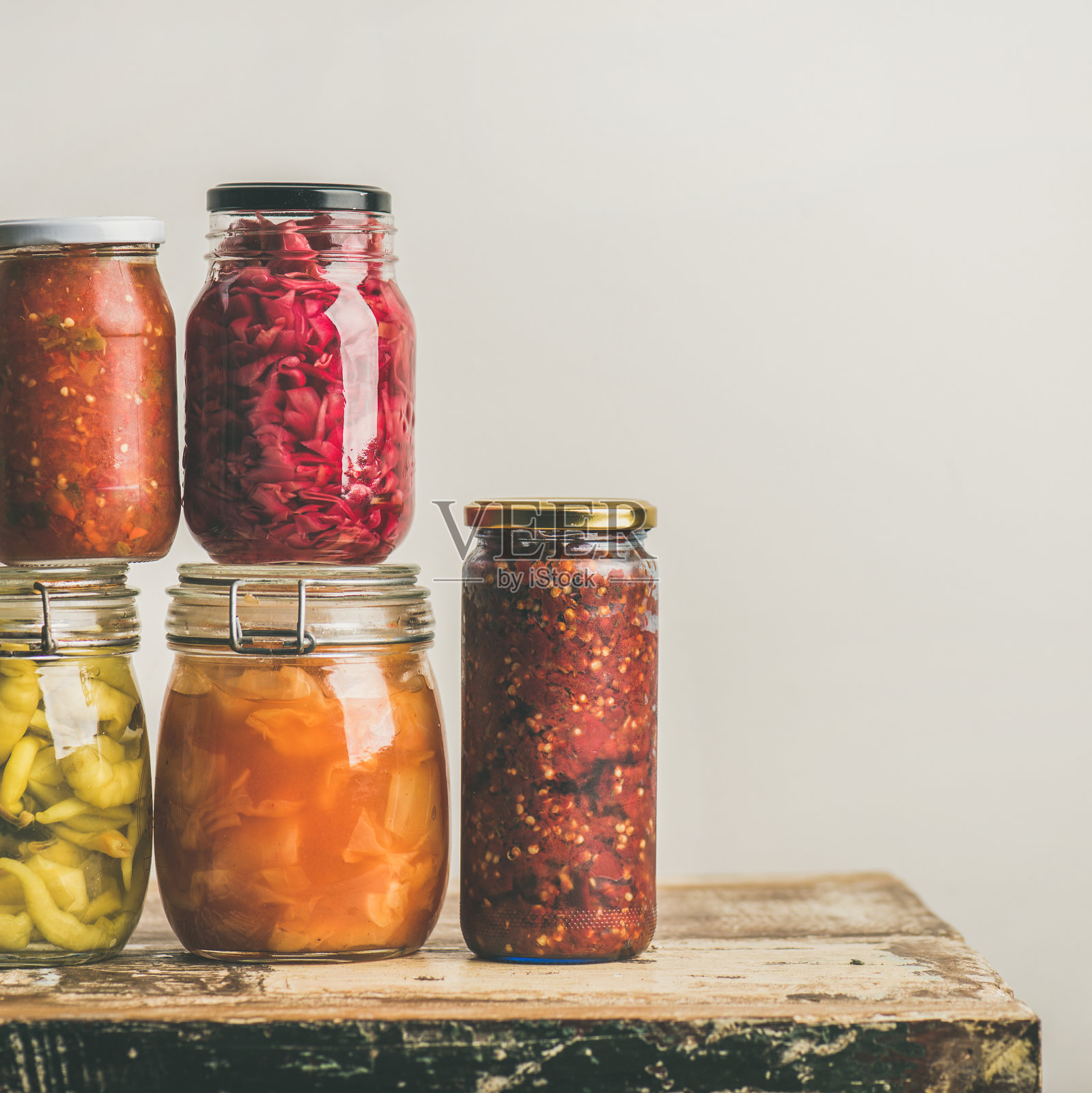 秋季应季腌制或发酵蔬菜在罐中。家里的罐头照片摄影图片