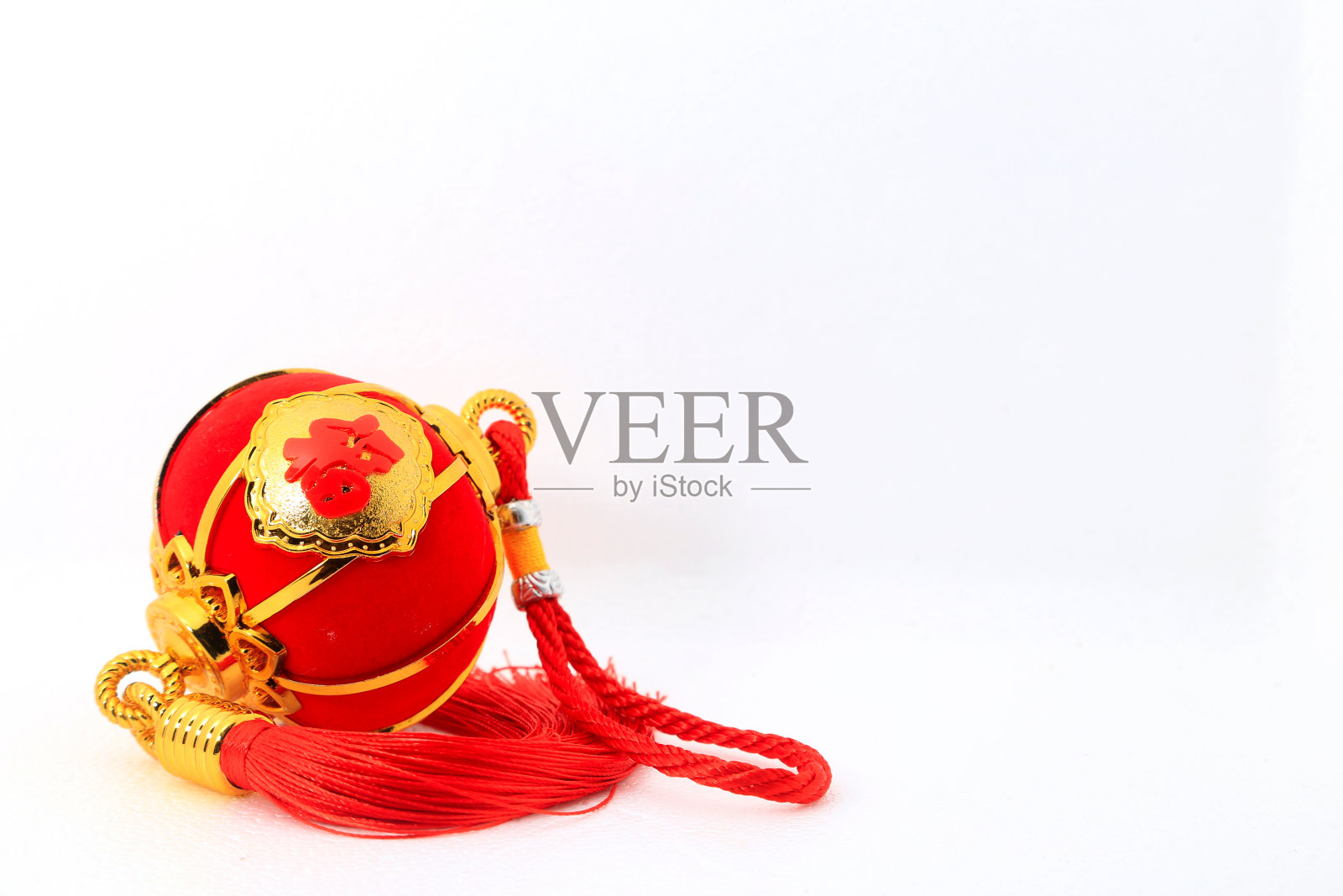 白色背景的红色球形灯笼是中国新年的装饰照片摄影图片
