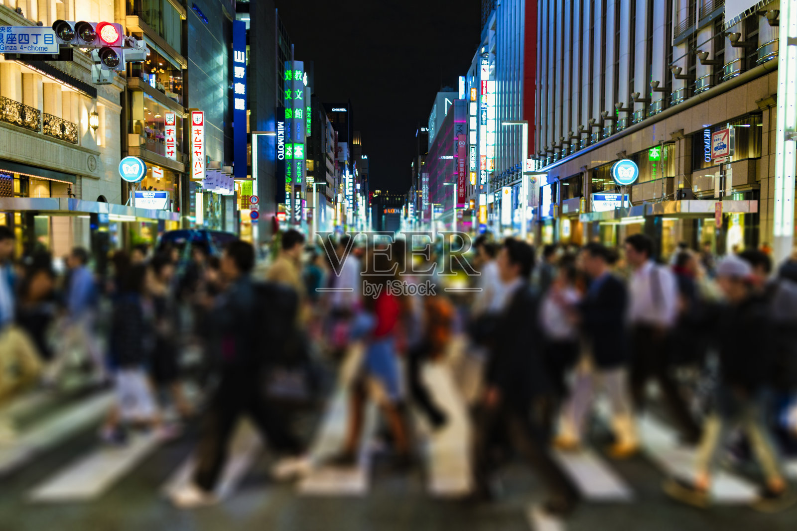 人们在东京银座购物区移动照片摄影图片