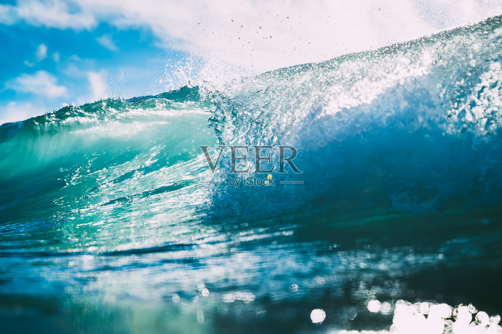 大海里的蓝色波浪。水晶波和阳光照片摄影图片