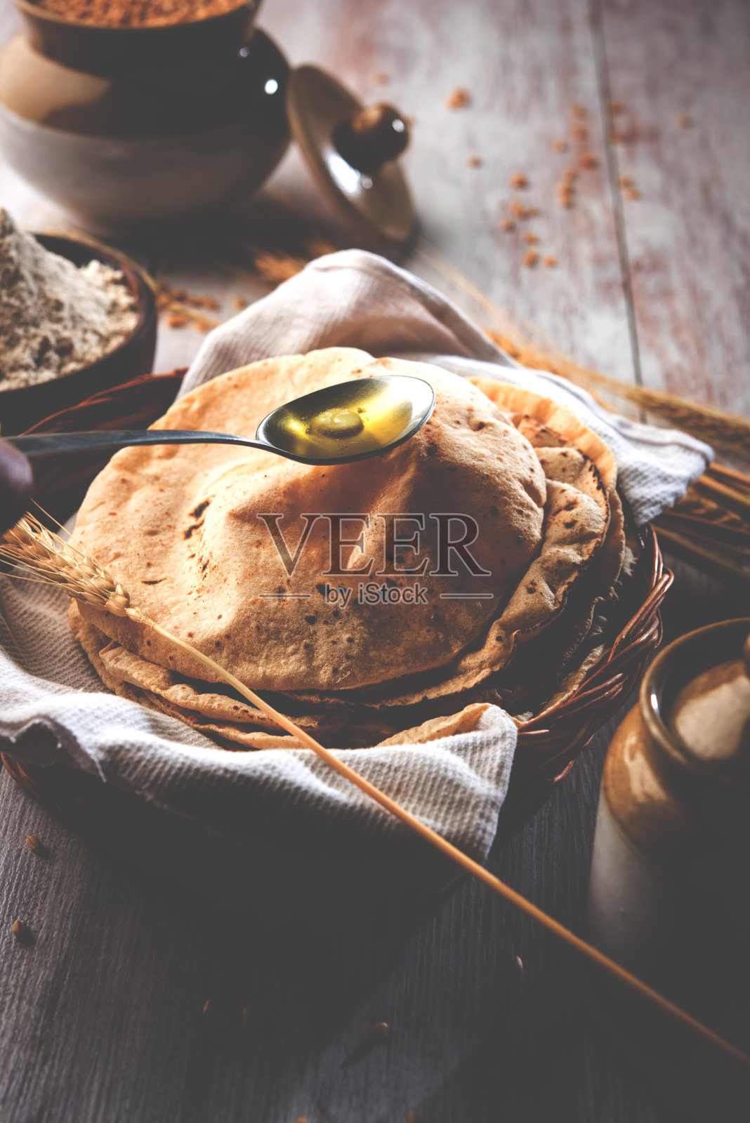 印度面包/ Chapati / Fulka / Gehu Roti小麦谷物背景。这是一种富含健康纤维的传统北/南印度食物，有选择的重点照片摄影图片