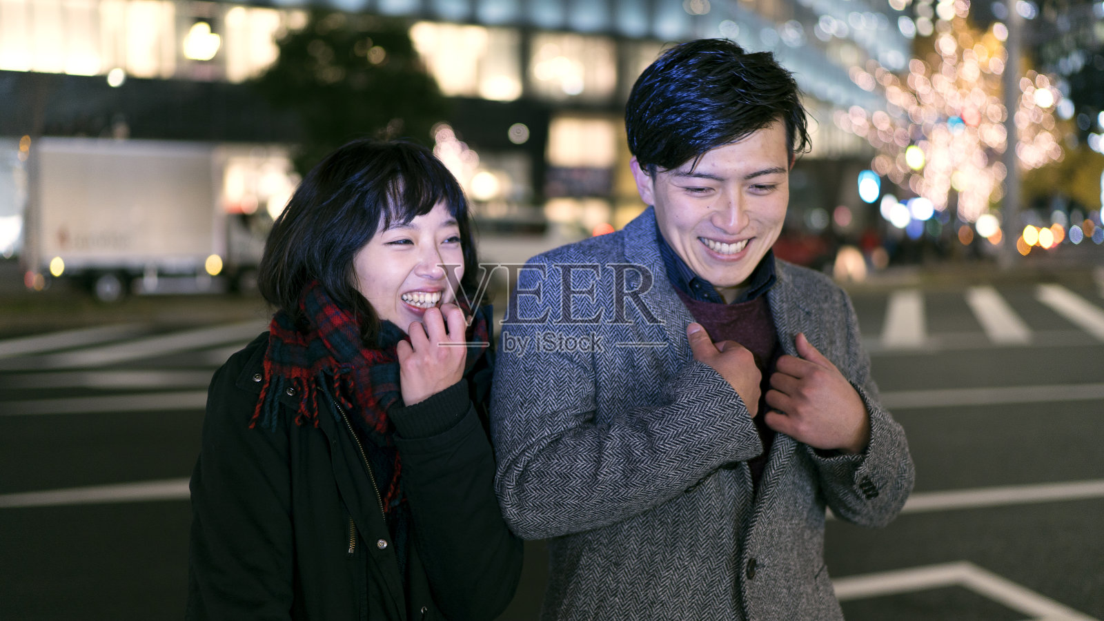 年轻的男人和女人站在一起大笑照片摄影图片
