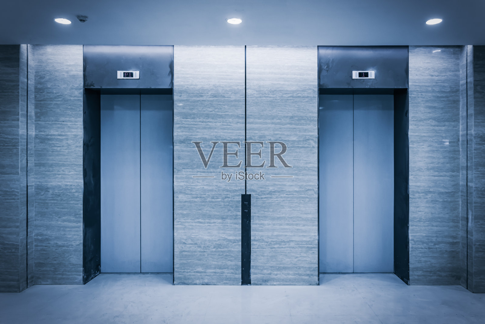电梯一种空的现代电梯或有金属门的电梯，在建筑物中打开，有照明照片摄影图片