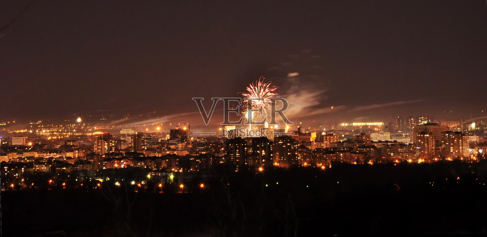 晚上城市上空的烟花。塞尔维亚。诺维萨德照片摄影图片