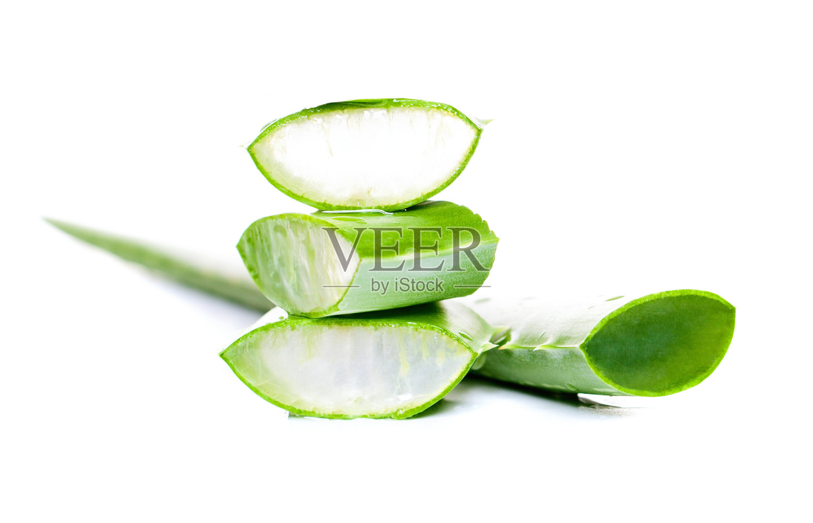 白色背景上的绿色芦荟。芦荟叶子和薄片照片摄影图片