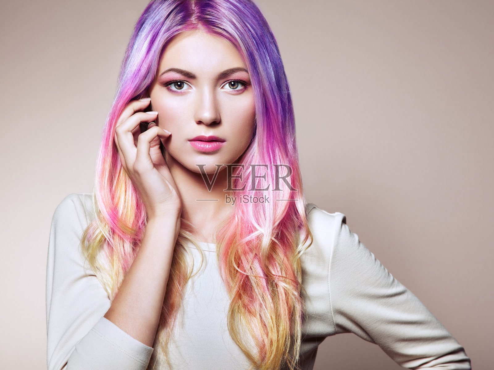 美丽的时装模特女孩与彩色染头发照片摄影图片