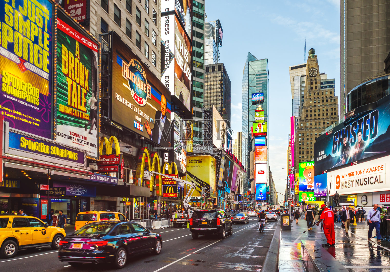 纽约曼哈顿中城时代广场第七大道为美国行人做广告照片摄影图片