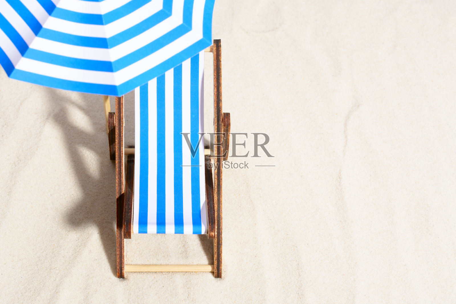 沙滩椅和雨伞照片摄影图片