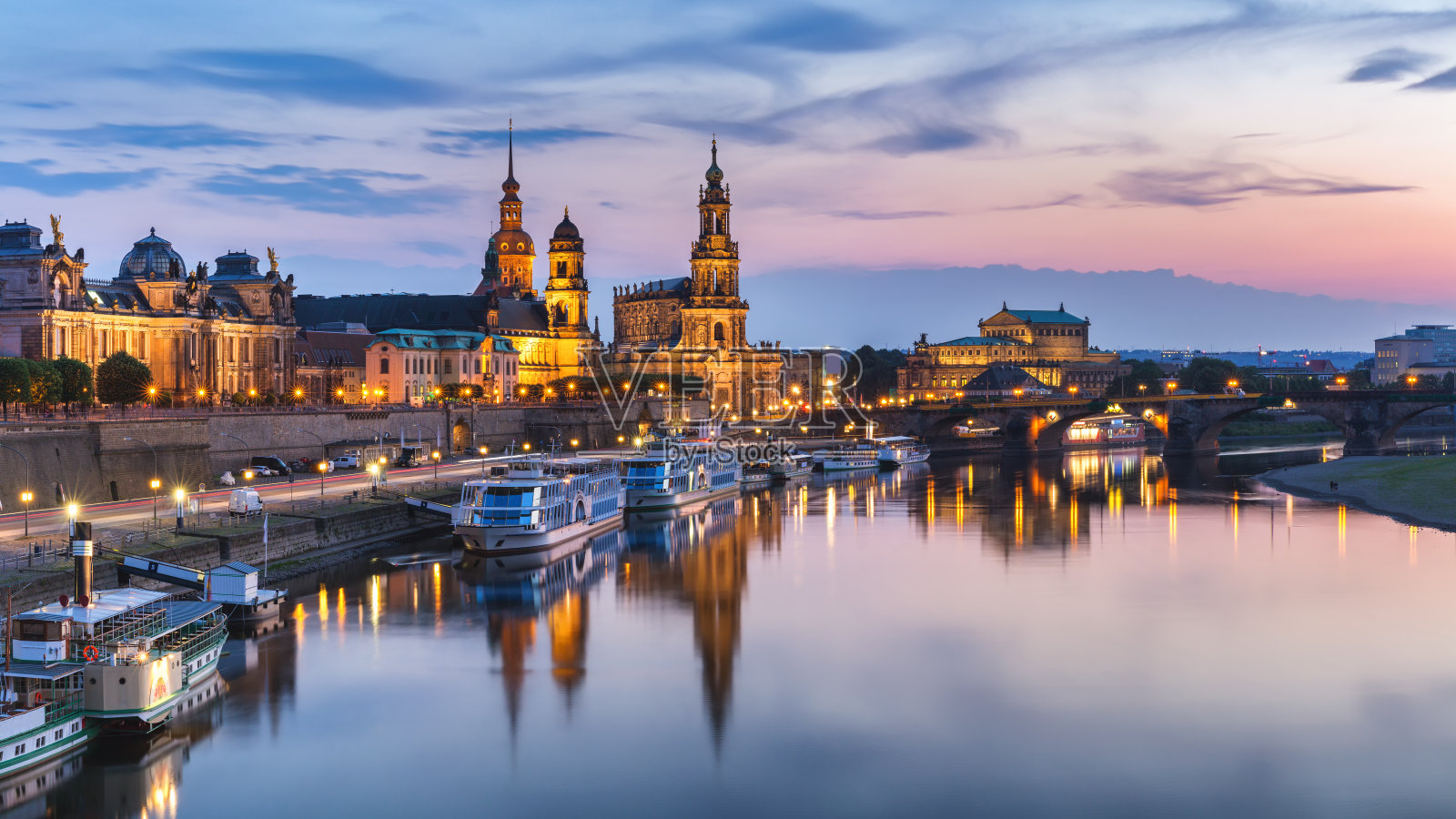 风景优美的夏季老城建筑与易北河堤岸在德累斯顿，萨克森，德国照片摄影图片