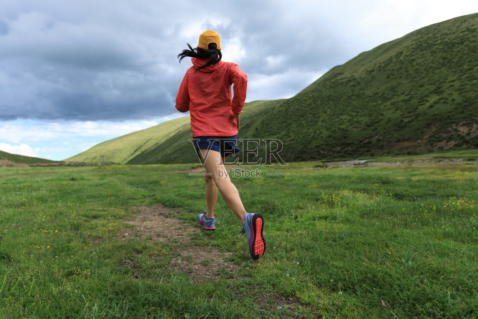 年轻的健身女士在户外跑步照片摄影图片