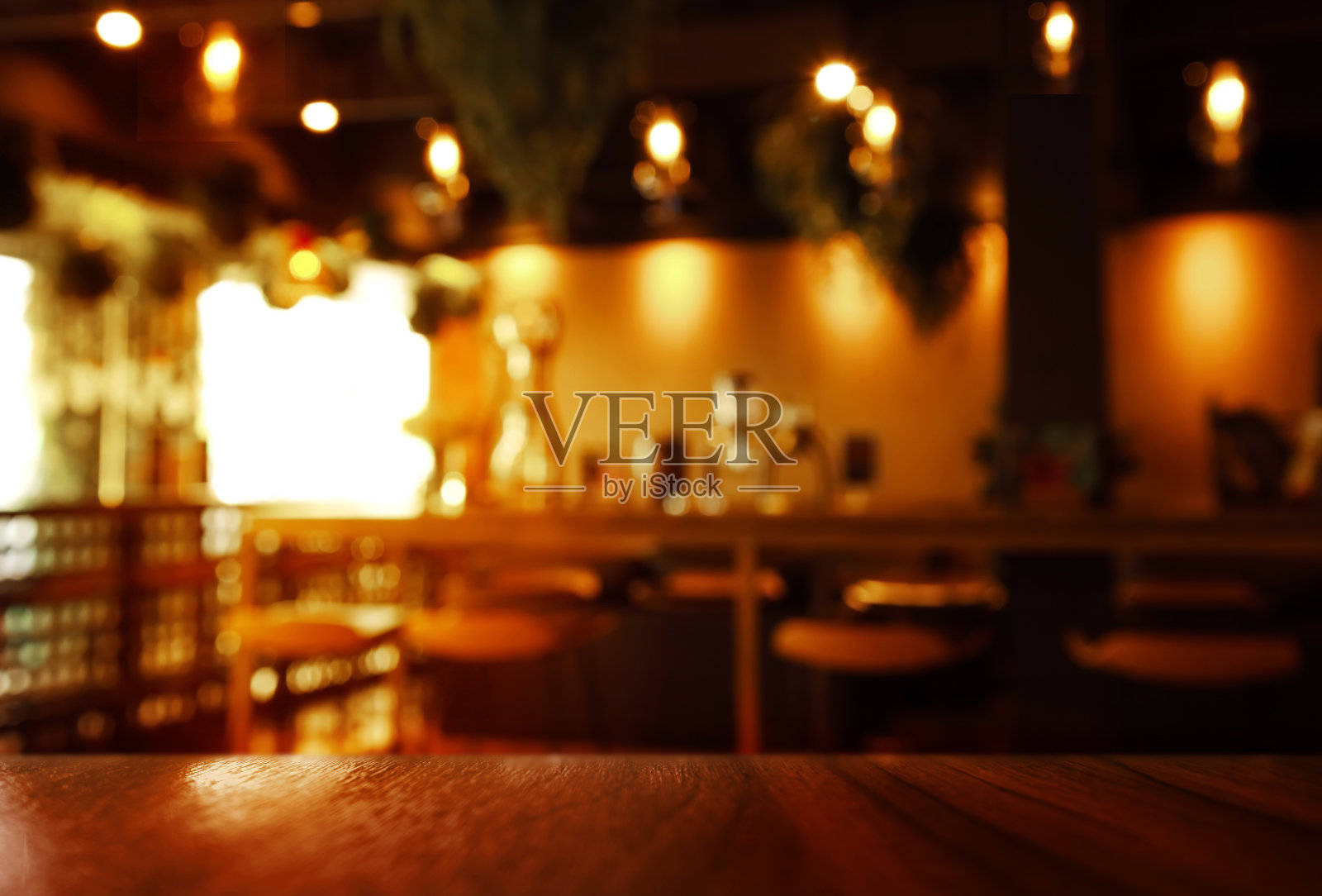 模糊顶部的木桌与黑暗的灯光咖啡馆或酒吧的室内背景照片摄影图片
