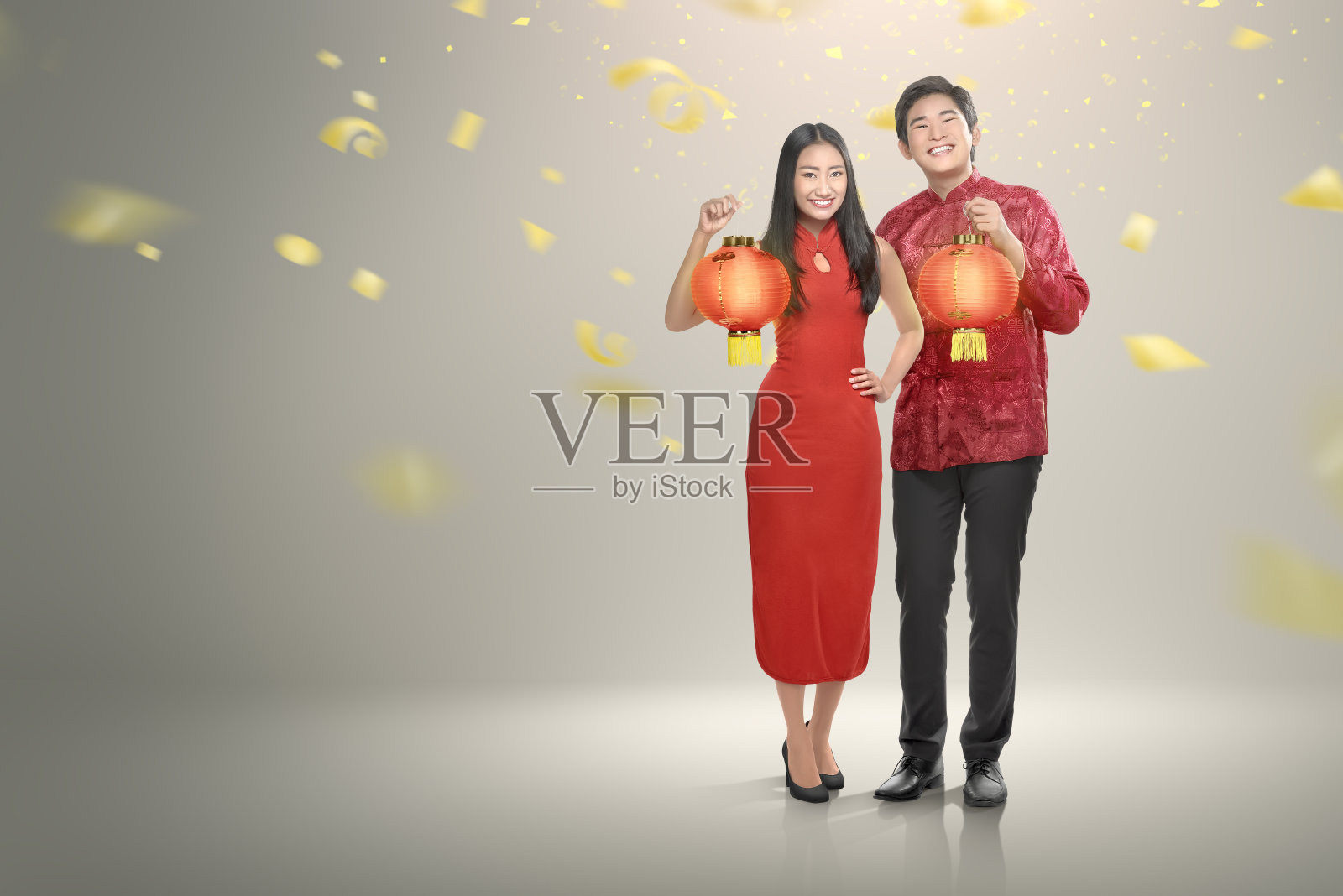 身着旗袍、手捧红灯笼的幸福中国夫妇照片摄影图片
