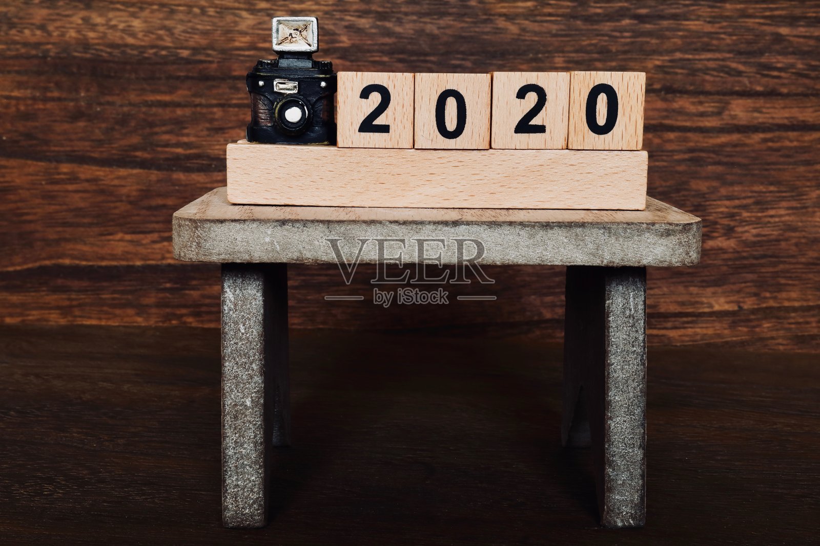 相机放在桌上，2020年照片摄影图片