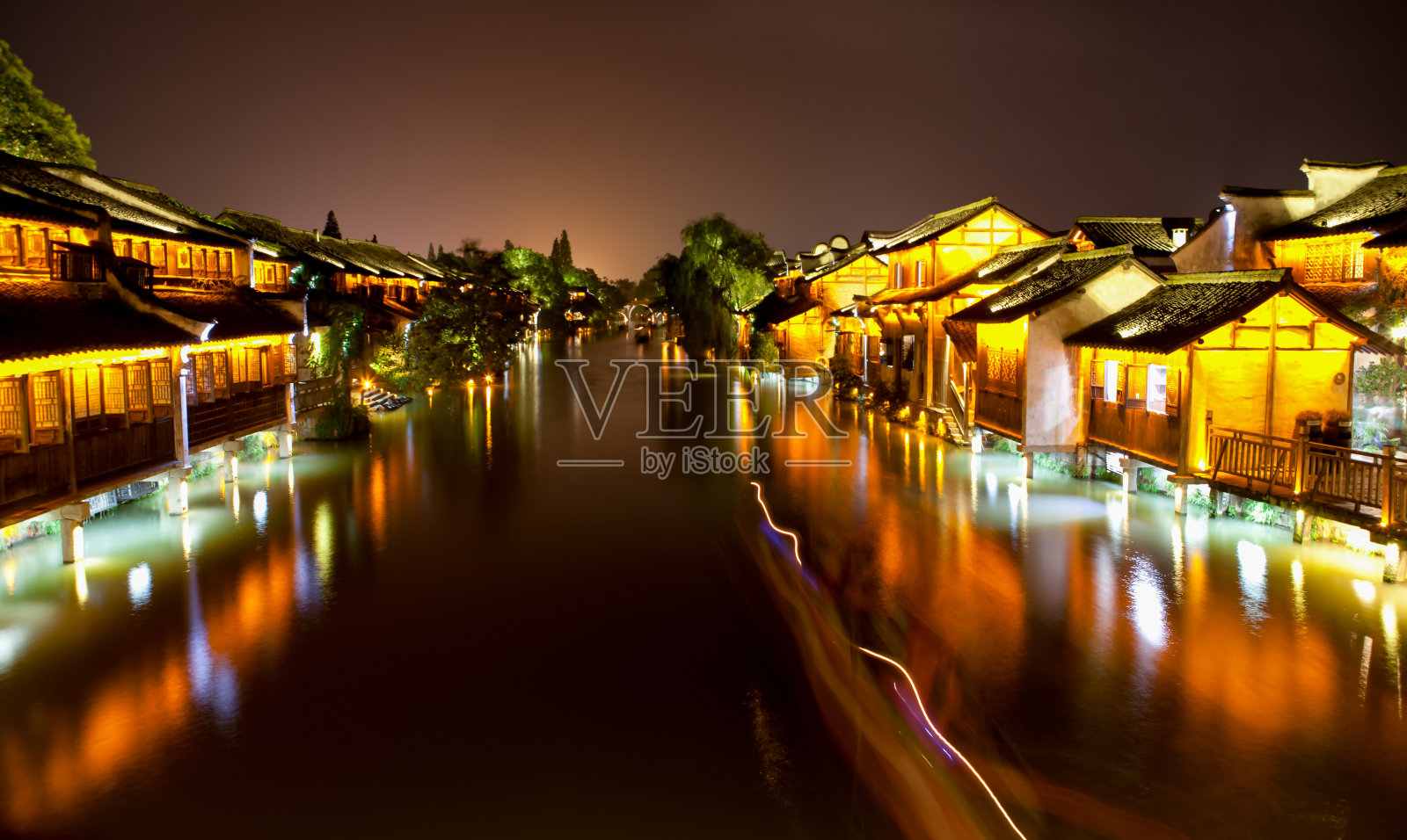 夜景拍摄中国乌镇湖边的中国村舍照片摄影图片
