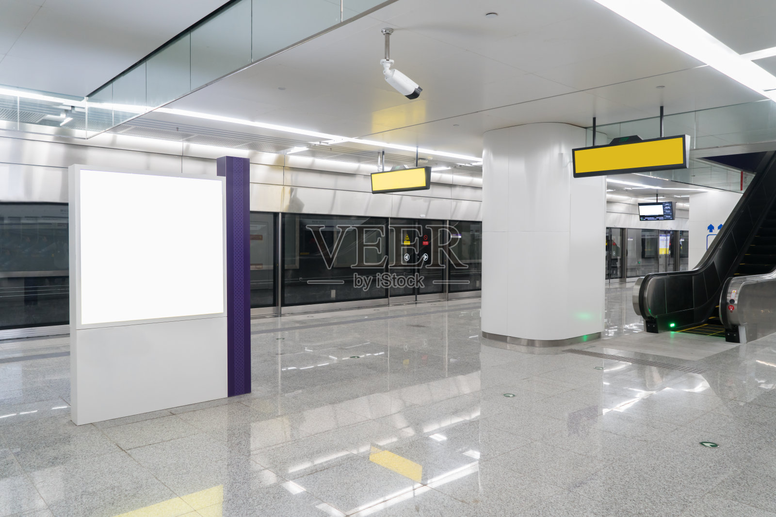 空白广告拍摄汽车地铁站，重庆，中国照片摄影图片
