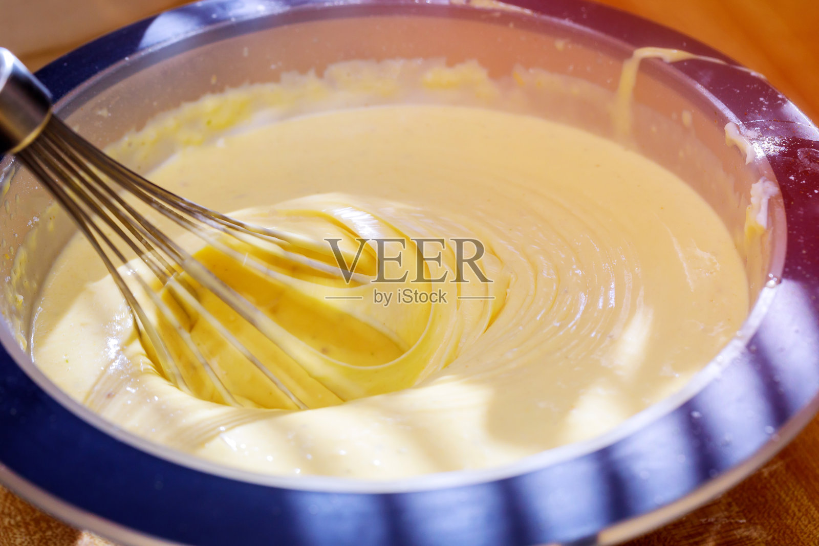 用搅拌器打发奶油的过程。将胡须与奶油混合。软的焦点。照片摄影图片