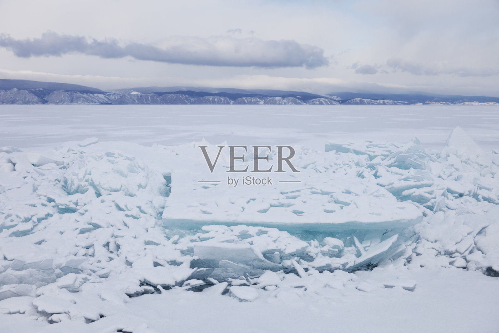 蓝绿色的浮冰上。贝加尔湖的浮冰。冬天的风景。照片摄影图片