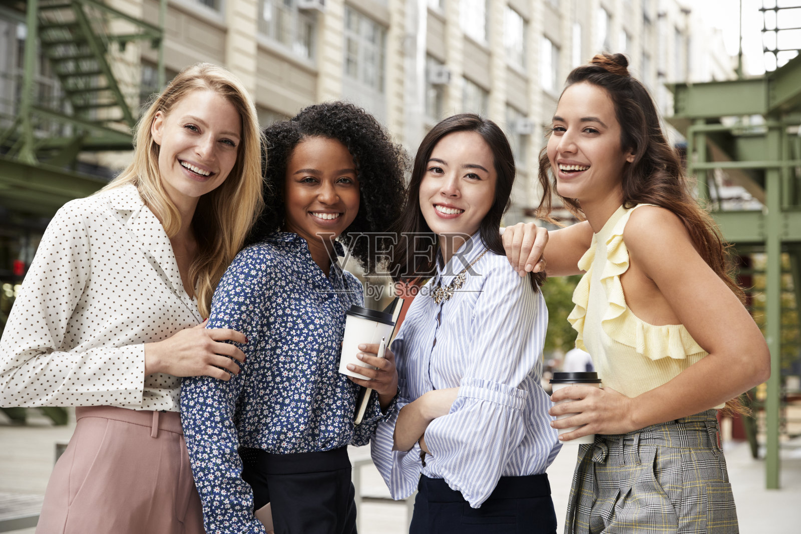 四名女同事在外面对着摄像机微笑照片摄影图片