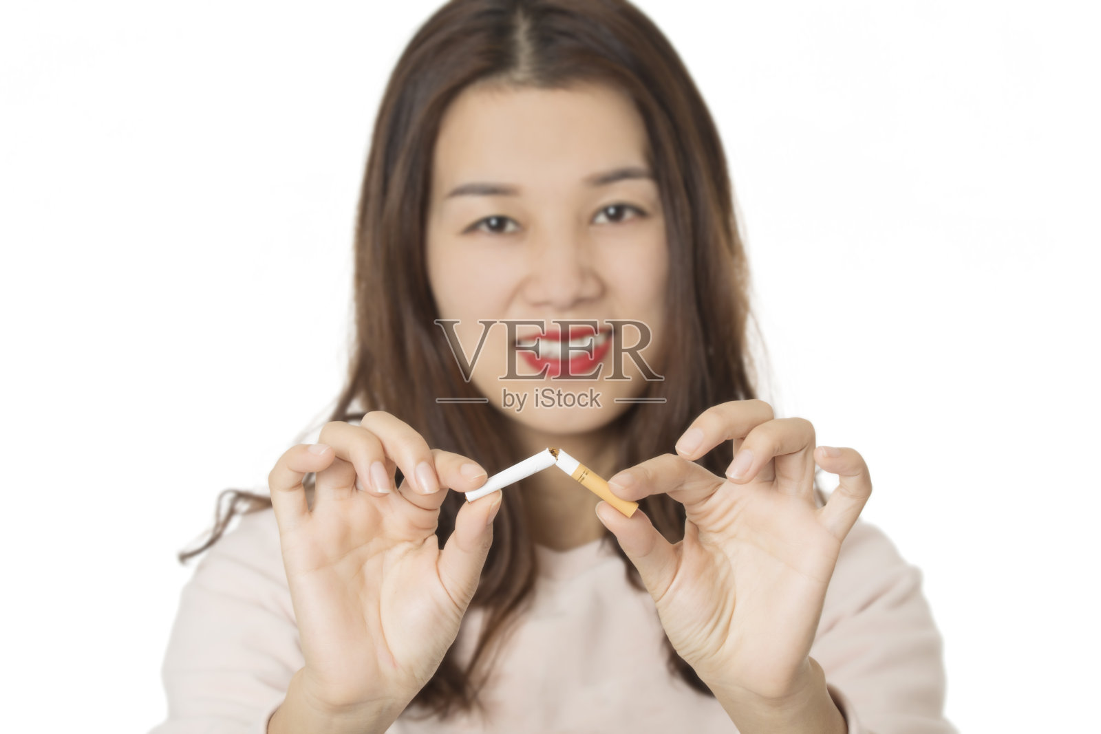 亚洲妇女微笑而戒烟孤立在白色背景照片摄影图片