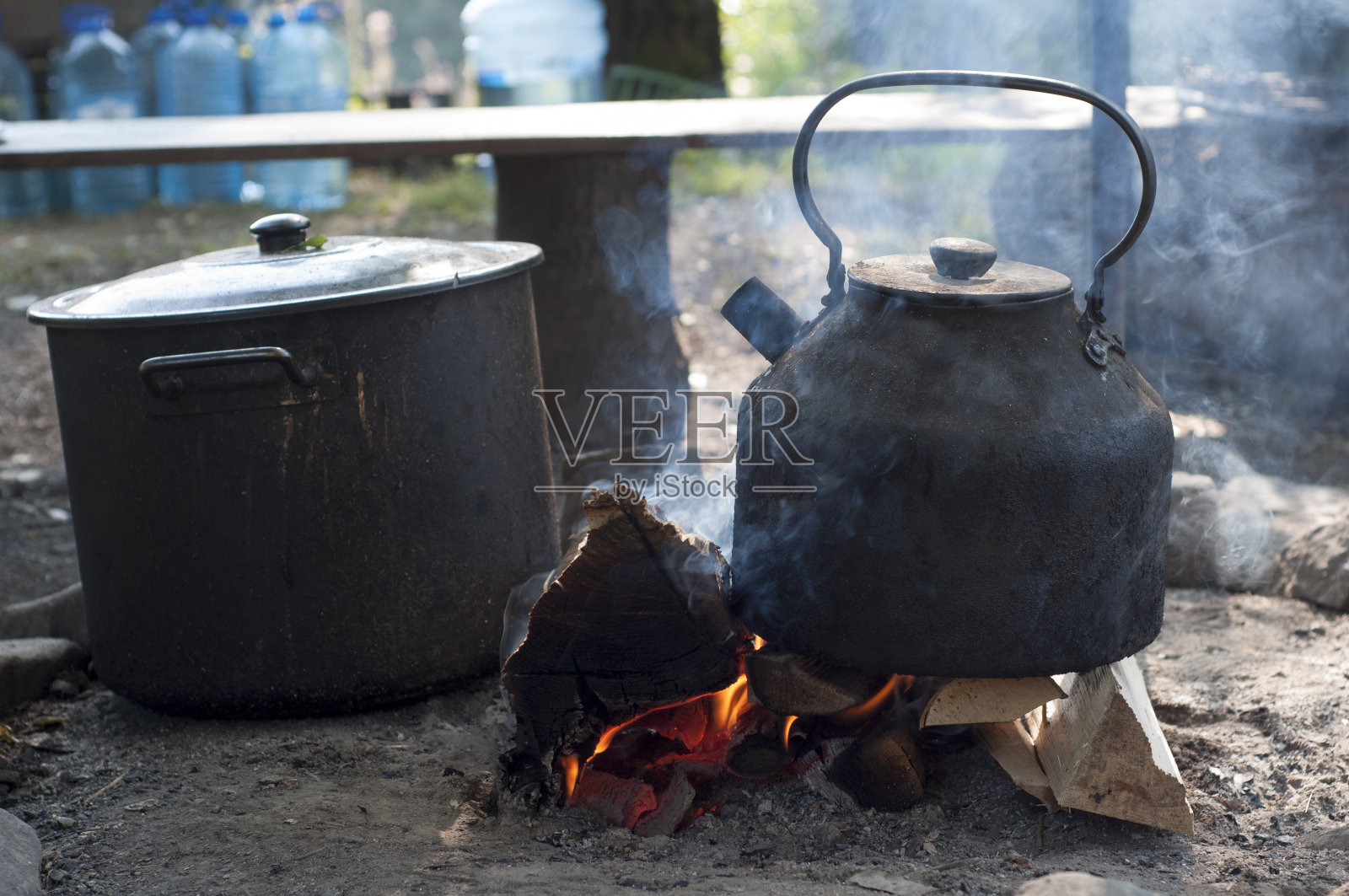 金属水壶在火上沸腾照片摄影图片