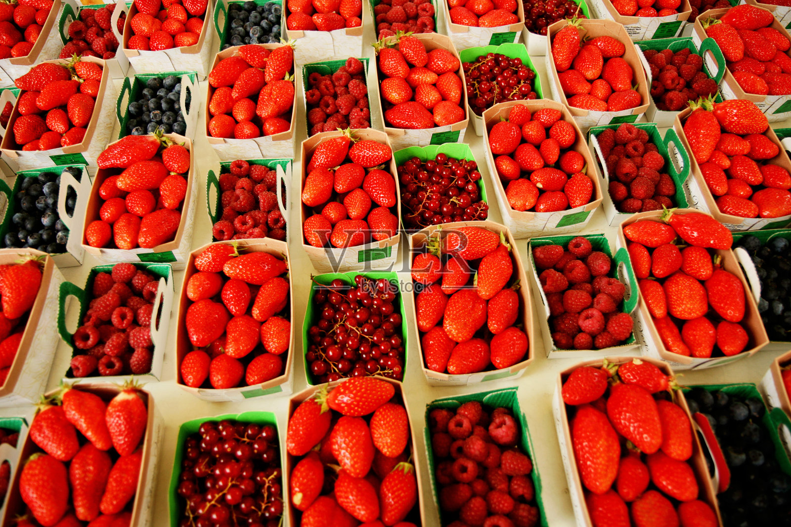 法国普罗旺斯的街头市场展示着新鲜的浆果。照片摄影图片