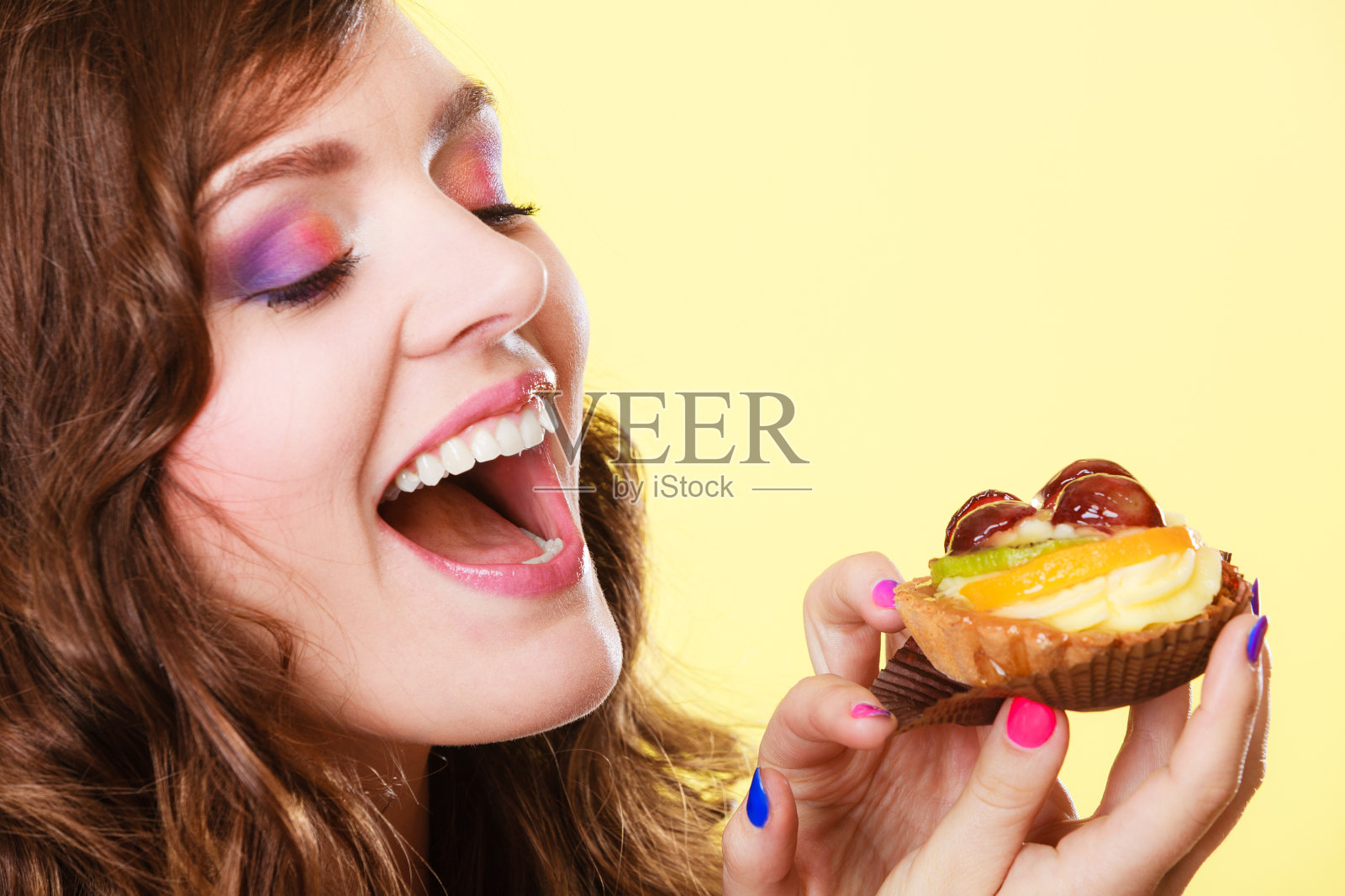 特写女子吃水果蛋糕甜食照片摄影图片