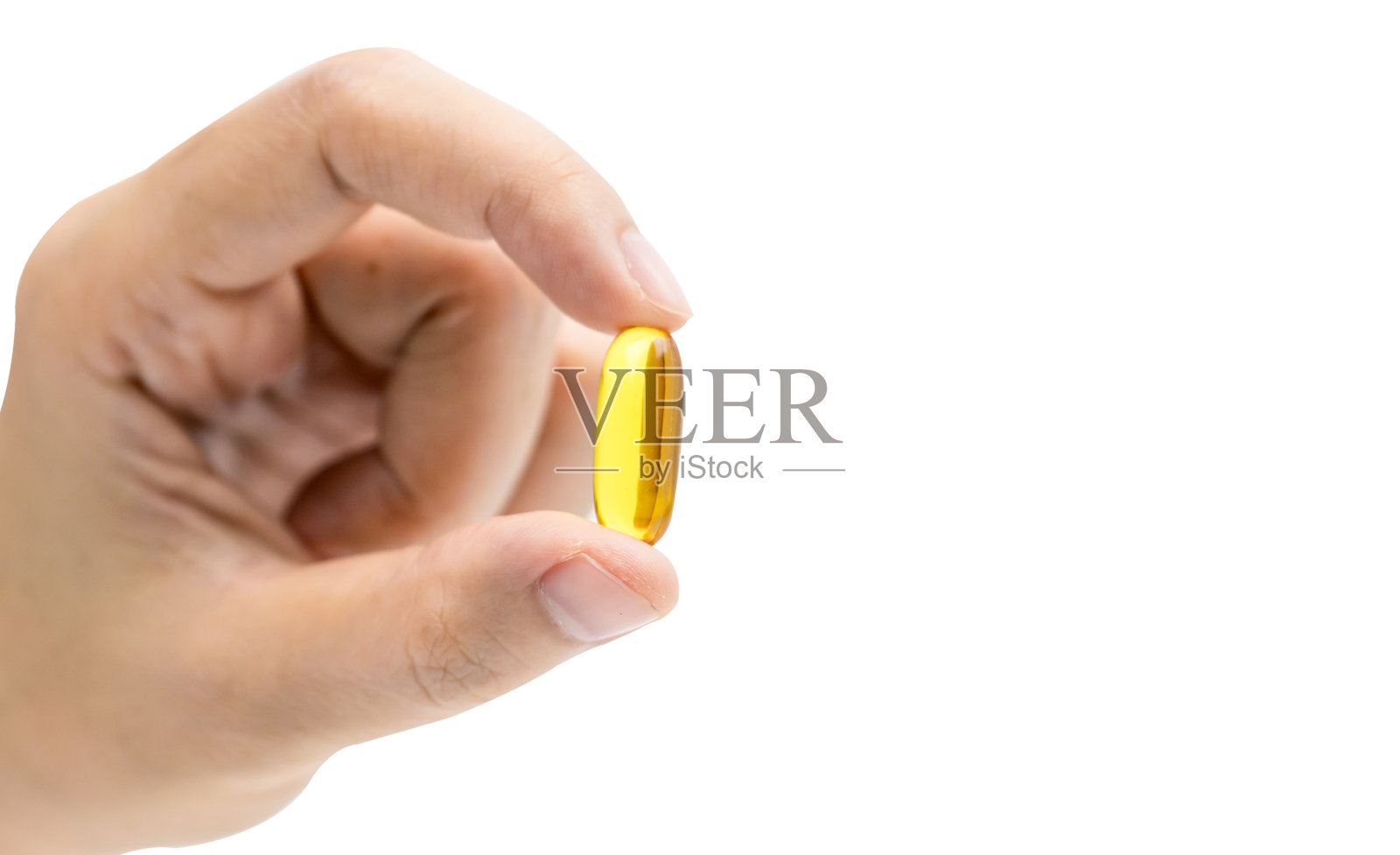 黄鱼油胶囊在亚洲妇女的手孤立在白色的背景与复制空间。心血管护理和关节护理。维生素和补充剂的概念。全球医疗保健的概念。照片摄影图片