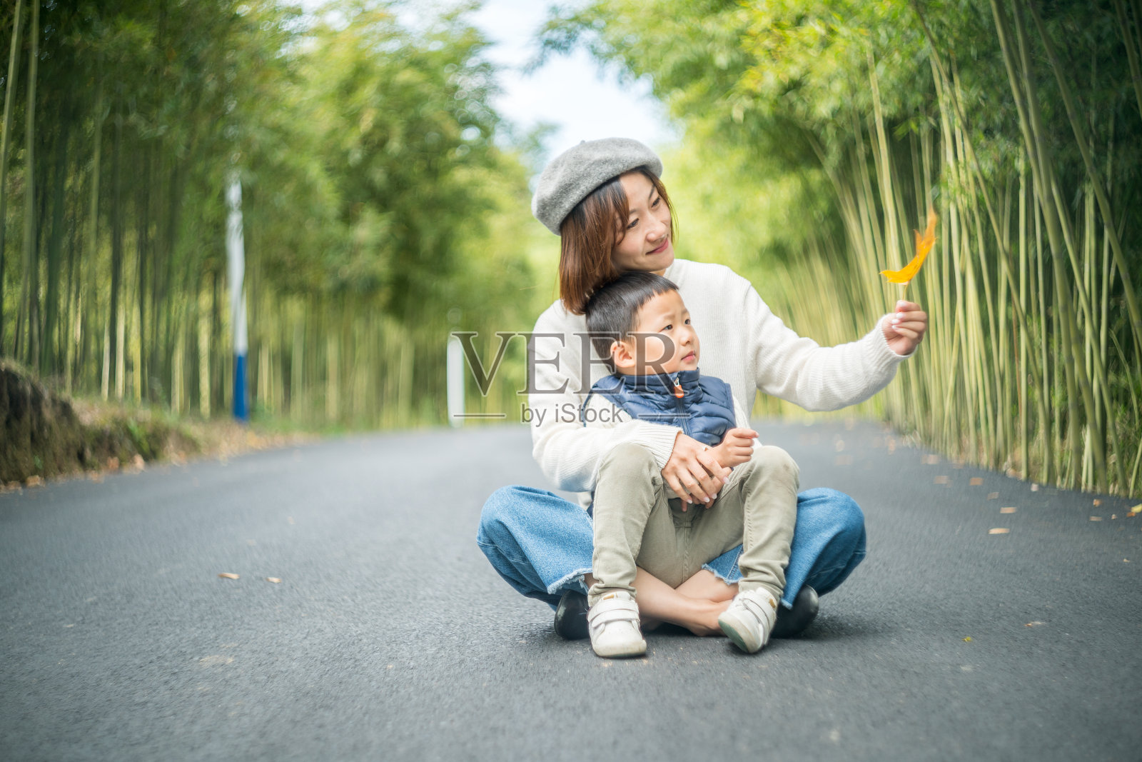 中国妈妈和她的儿子照片摄影图片