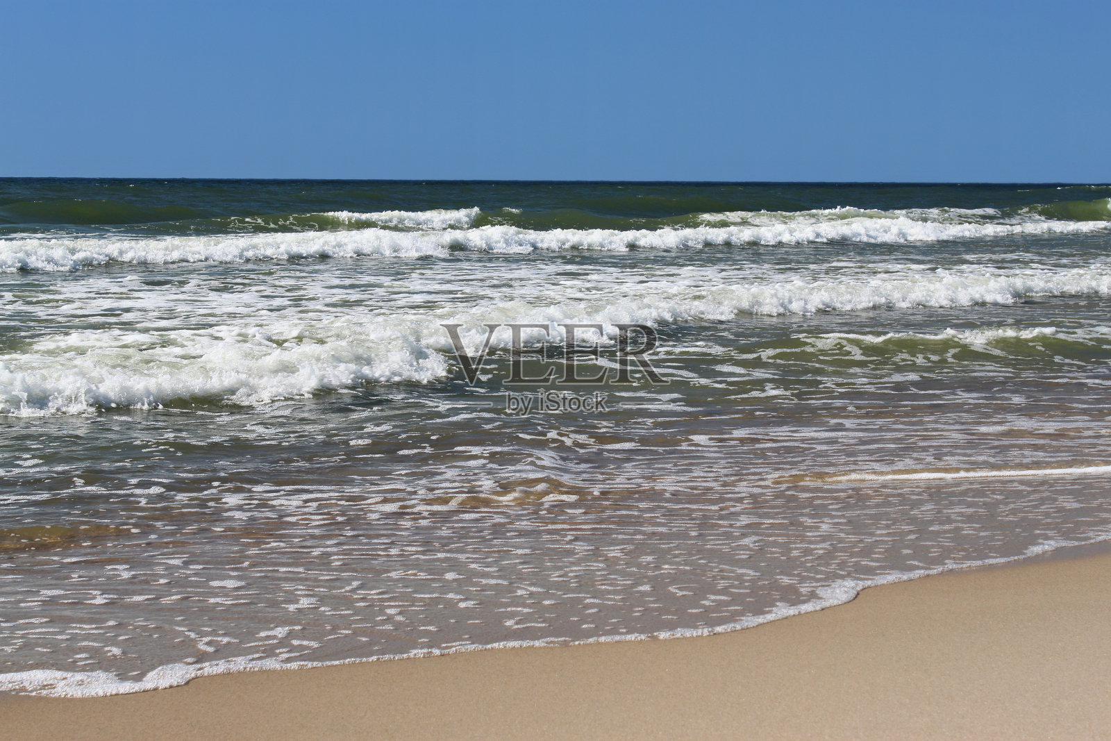 夏天波罗的海沿岸的沙滩。照片摄影图片