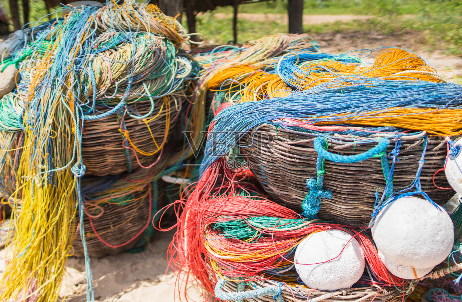 彩网、鱼漂、尼龙绳在岸边的篮子里照片摄影图片