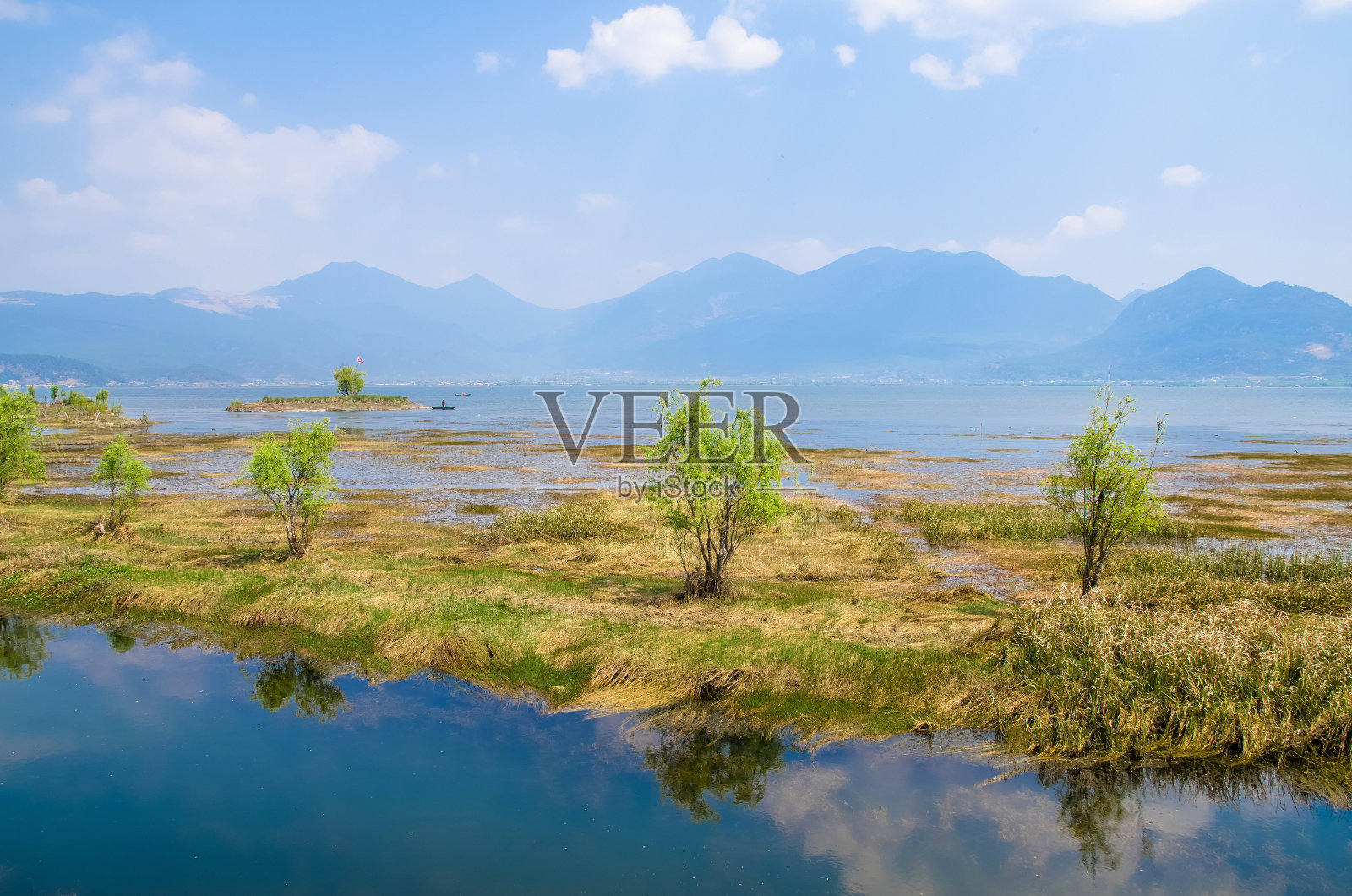 丽江拉什湖湿地是中国丽江市附近的国家级自然风景区。照片摄影图片