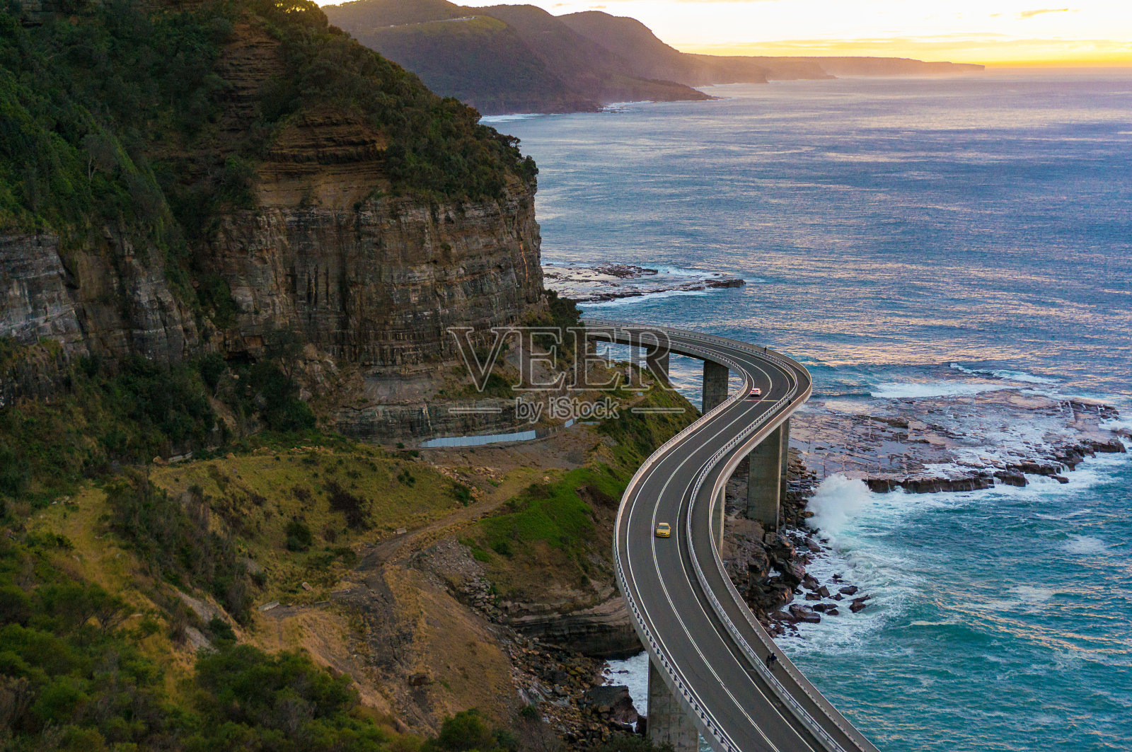 沿悬崖边缘和海洋的桥梁鸟瞰图照片摄影图片