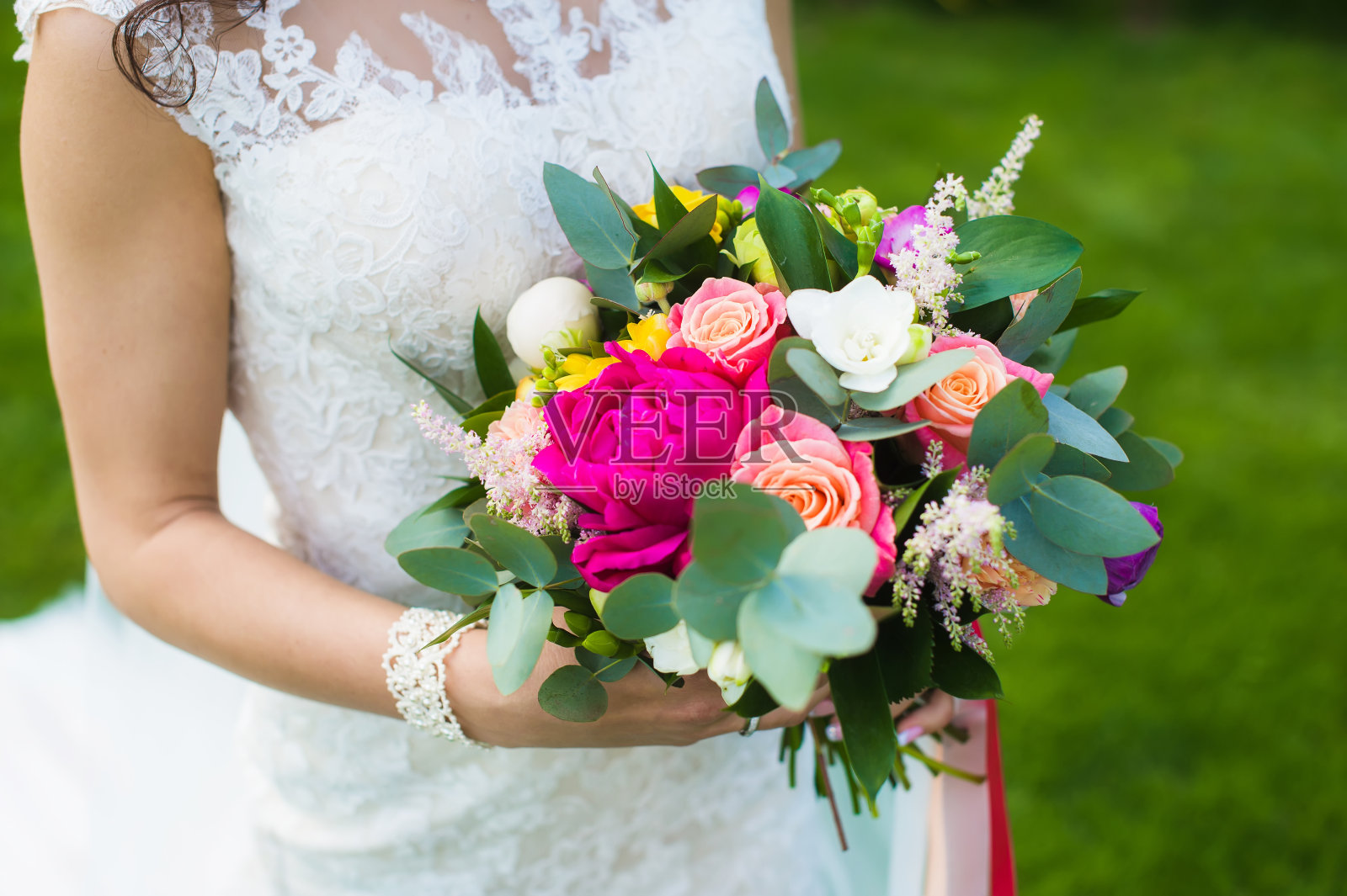 美丽的新娘在白色蕾丝连衣裙与手镯照片摄影图片