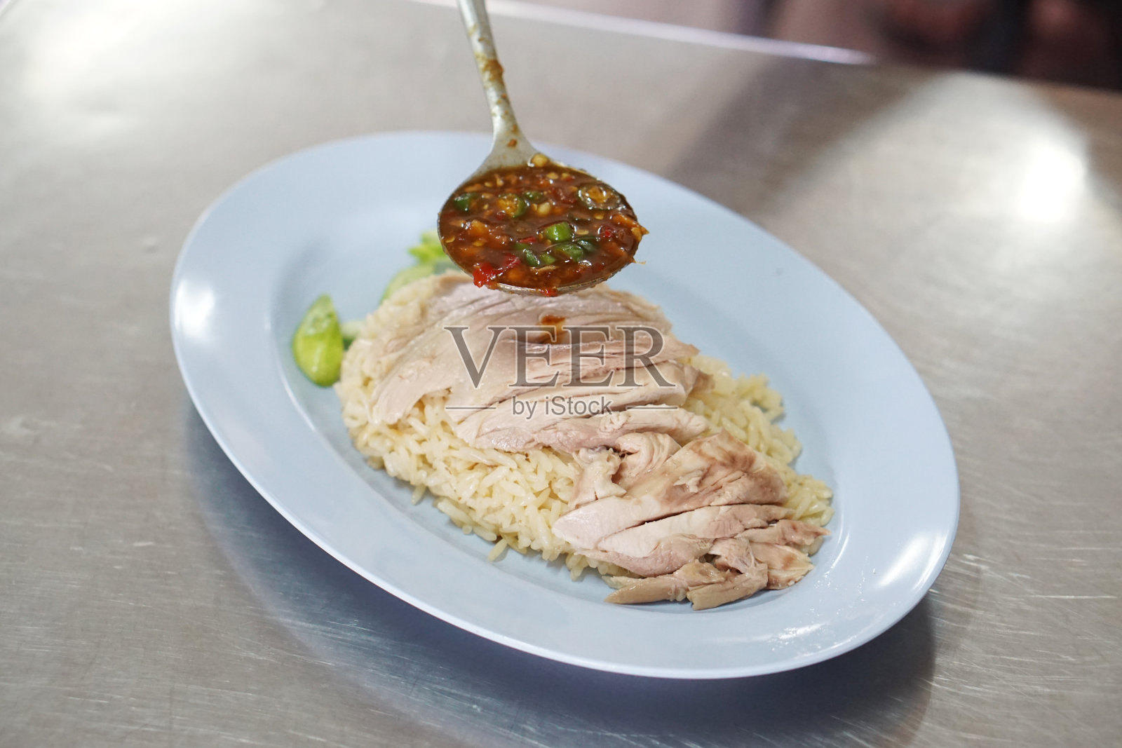 清蒸鸡白饭，(海南鸡饭)配辣椒蘸酱，泰国料理。照片摄影图片