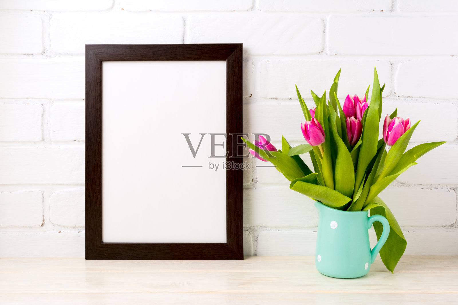 黑色棕色框架模型与丰富的粉红色郁金香照片摄影图片