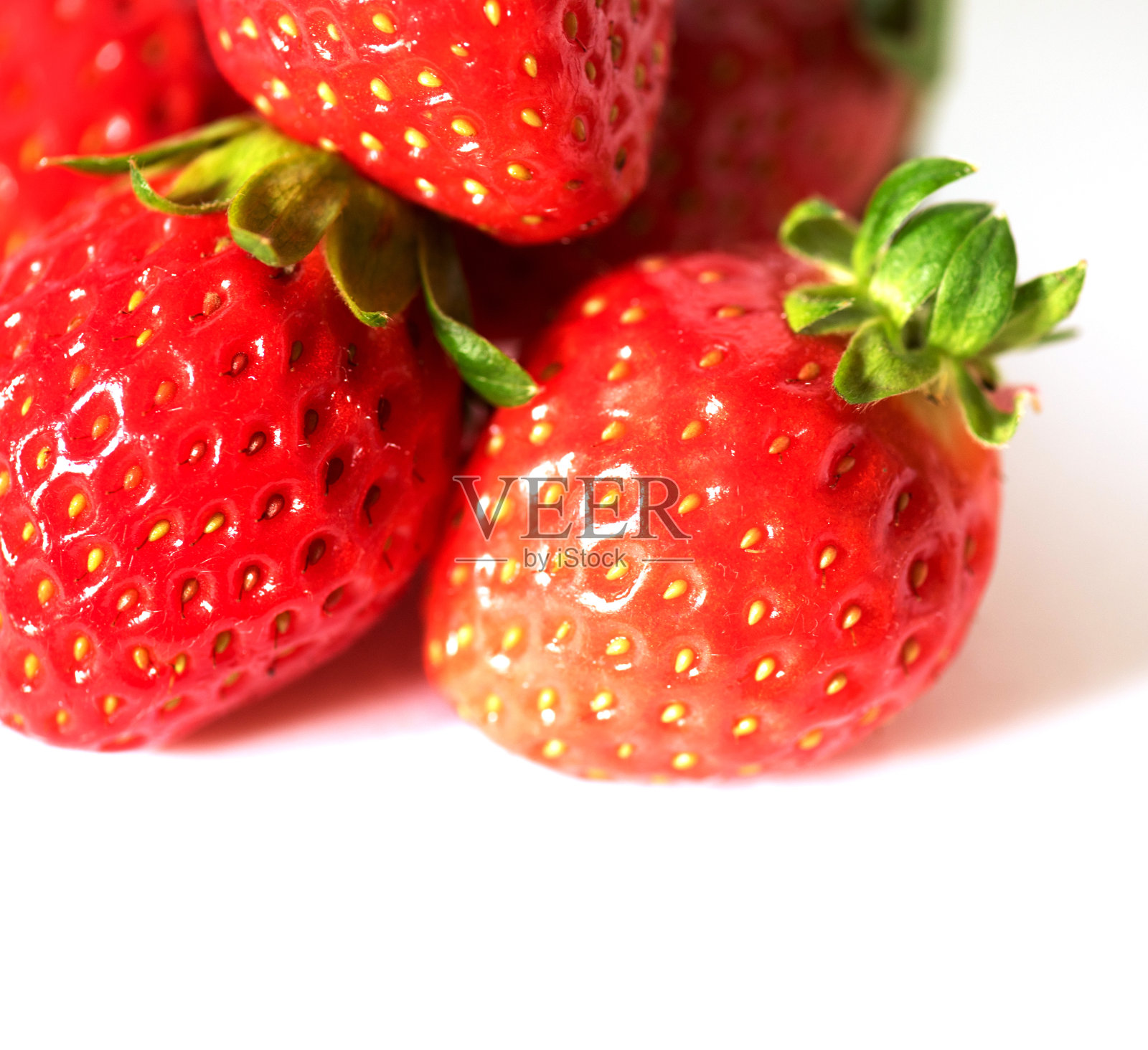 白色背景下孤立的草莓照片摄影图片