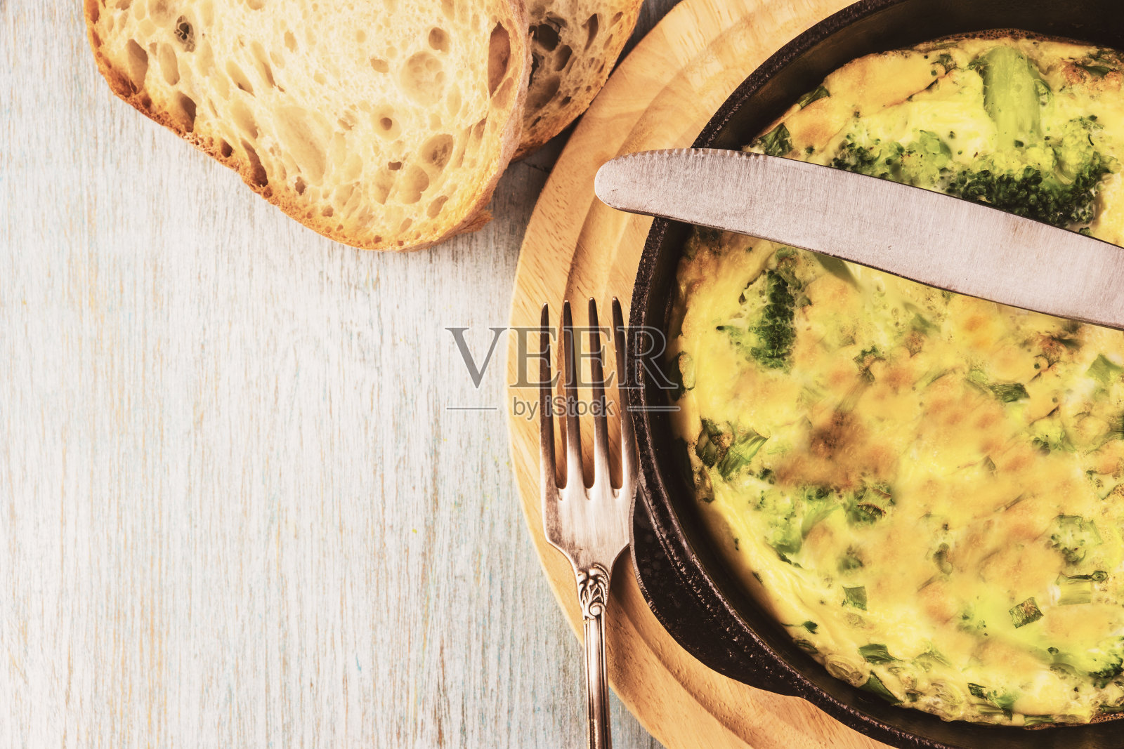 早餐煎锅里的西兰花煎蛋卷，传统的法式煎蛋饼照片摄影图片