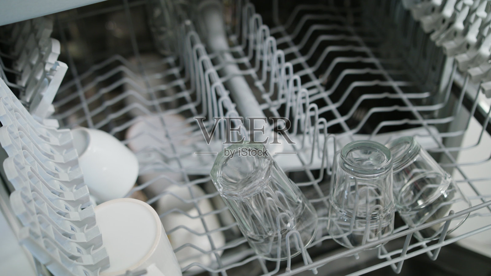 用洗碗机清洗杯子和杯子照片摄影图片