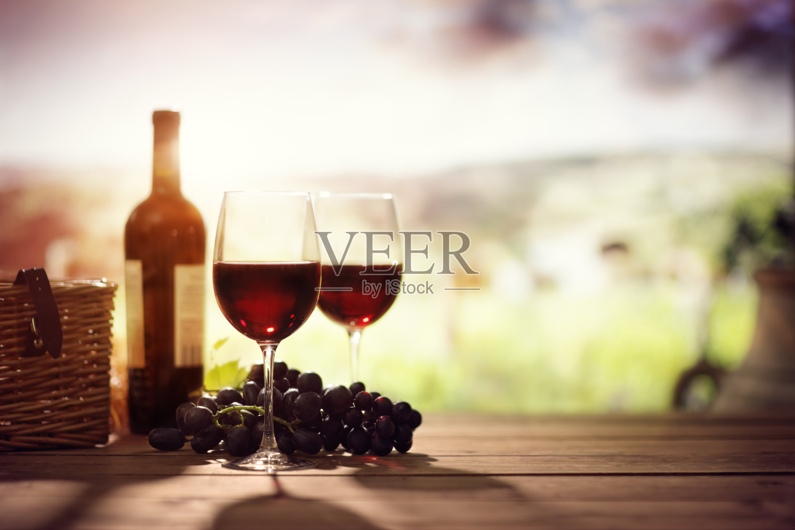 意大利托斯卡纳葡萄园桌上的红酒酒瓶和酒杯照片摄影图片