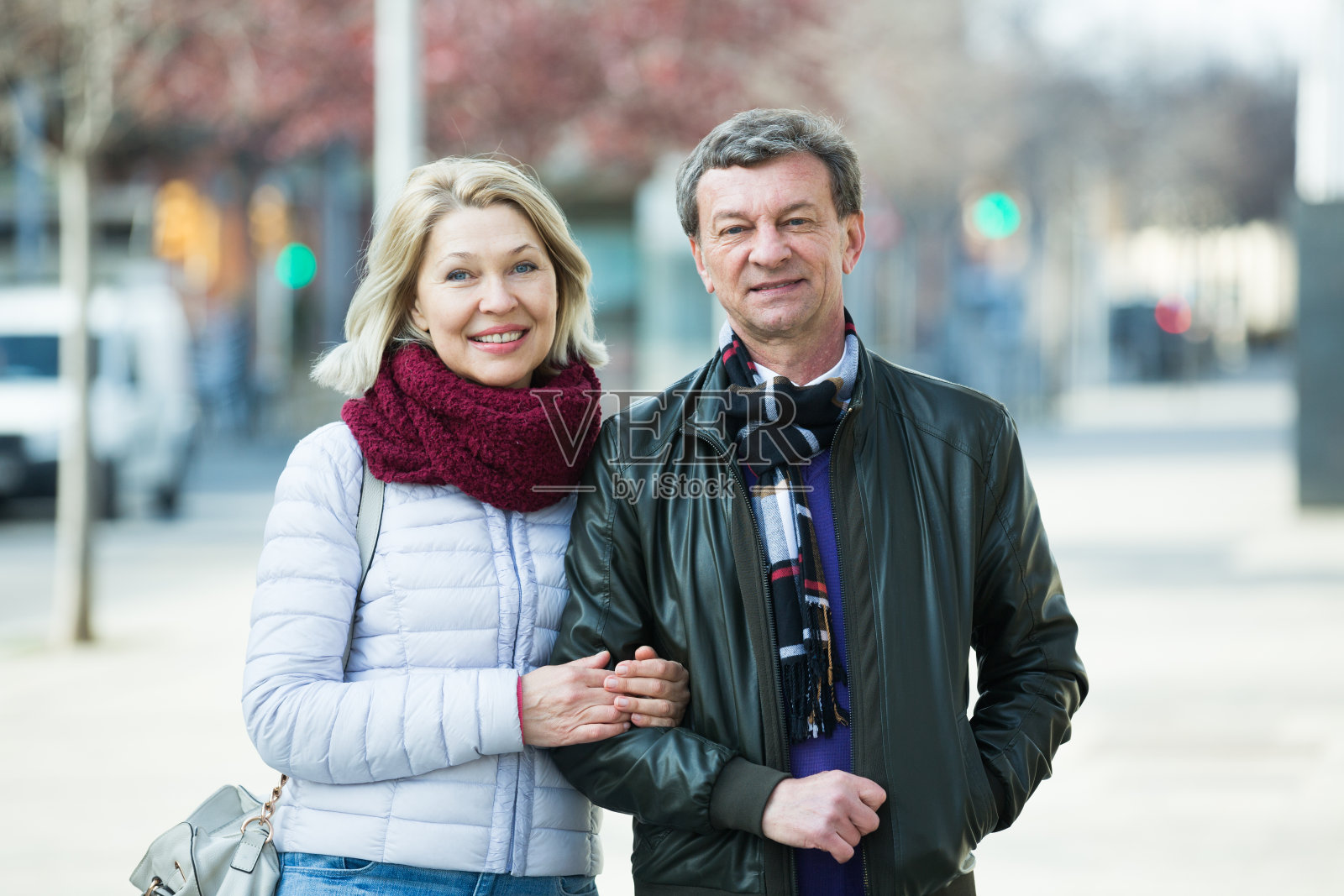一对可爱的退休夫妇在城市里散步照片摄影图片