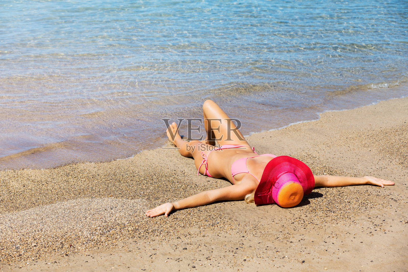 在海滩上放松的女人照片摄影图片