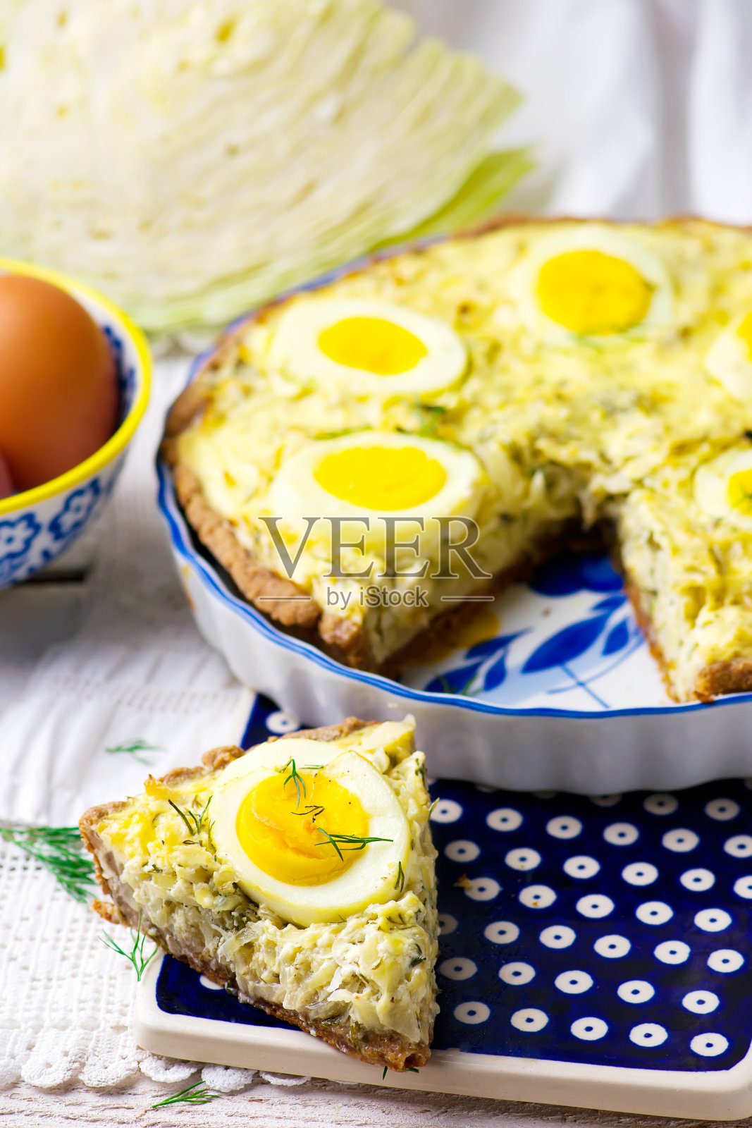蛋饼配卷心菜和鸡蛋照片摄影图片