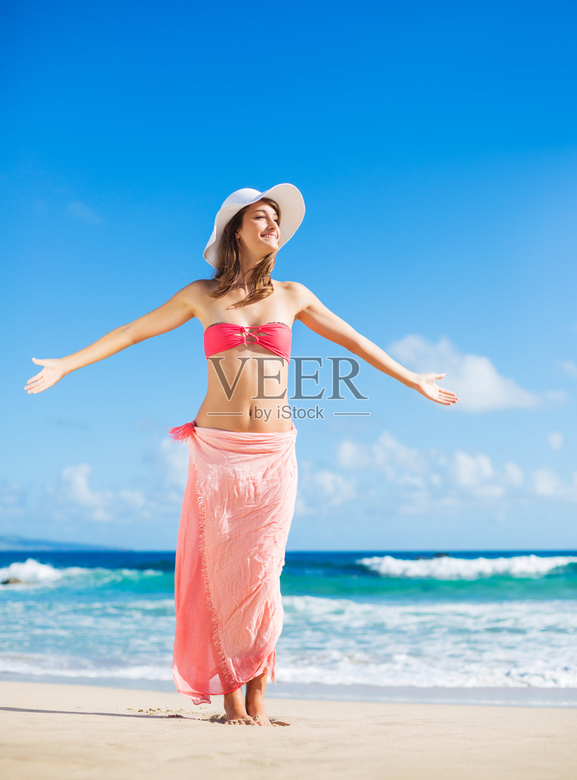 海滩上的快乐女人照片摄影图片