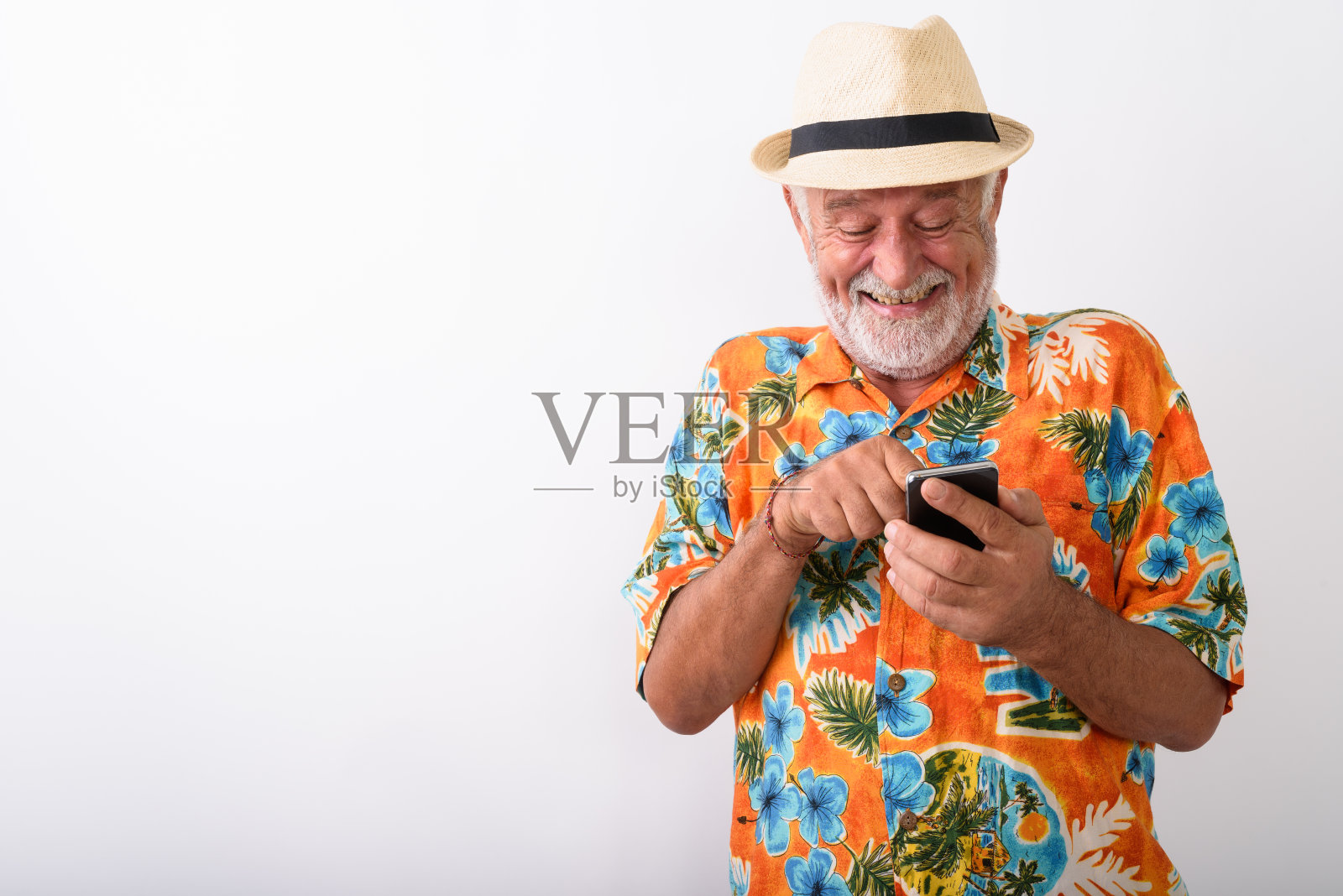 高级游客男士穿着夏威夷衬衫用手机拍视频照片摄影图片