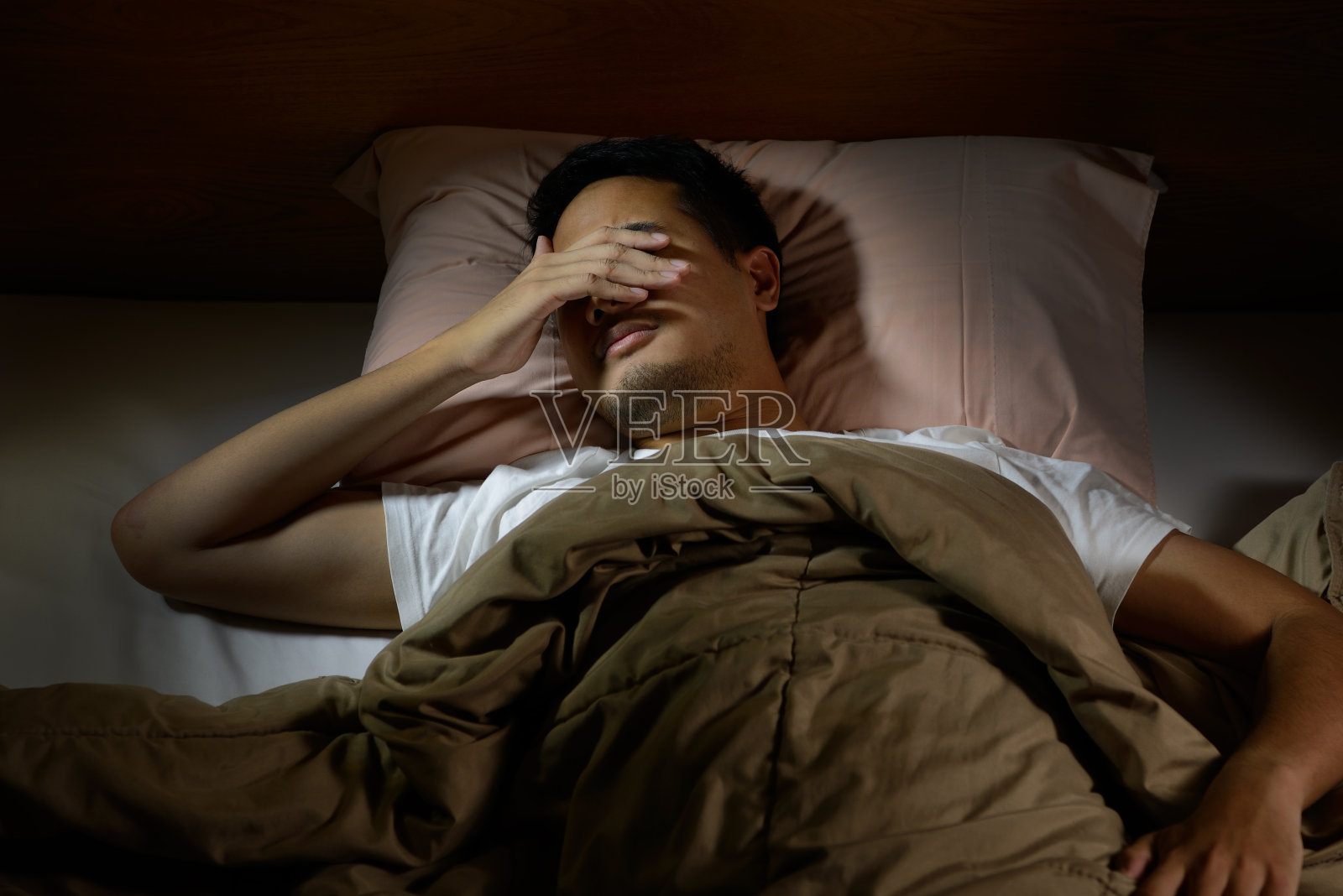 抑郁症患者失眠躺在床上照片摄影图片
